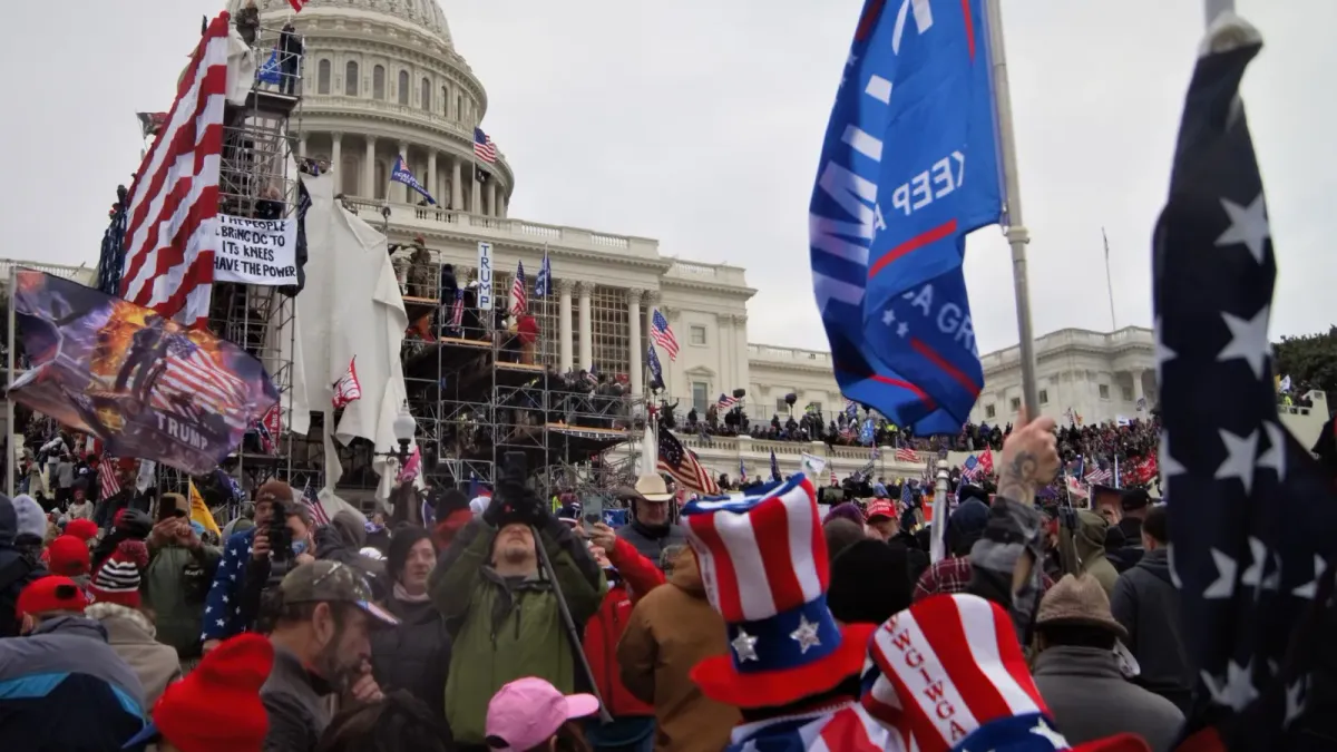 6 de enero de 2021 multitud se congrega frente al capitolio de los estados unidos