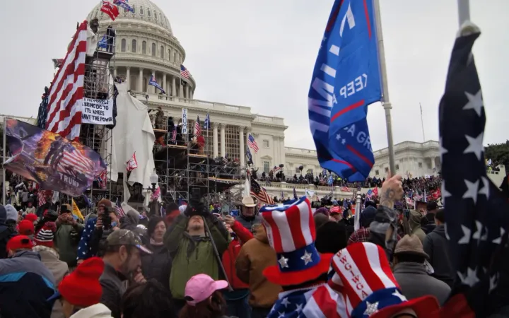 6 de enero de 2021 multitud se congrega frente al capitolio de los estados unidos